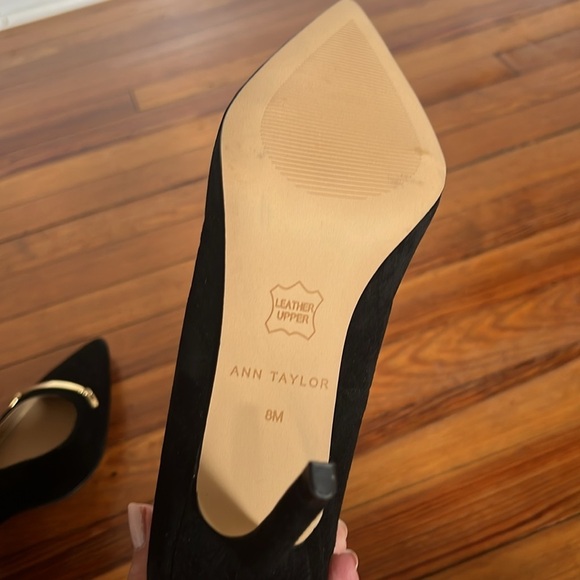 Ann Taylor Black Pointy Toe Suede Heels with Gold Chain Buckle Detail Size 8 - Picture 11 of 11